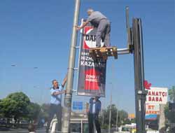 Zabıta Ekipleri Reklam Afişlerini Söktü