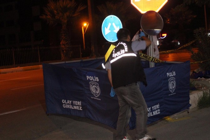 Motosiklet otomobile çarptı: Bir ölü bir ağır yaralı