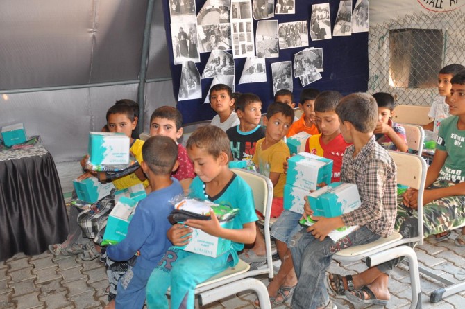Suriyeli yetimlere bayramlık dağıtıldı