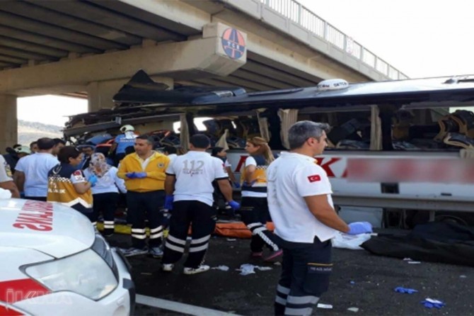 Bus crash in Turkiye: 5 dead