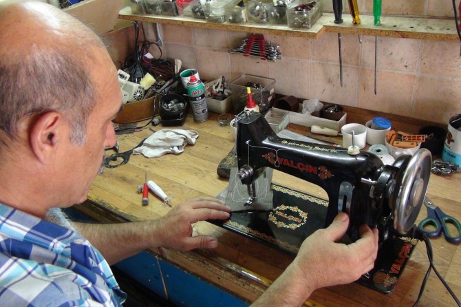 ​Adıyaman’da eski dikiş makinalarına motor takıp işlevsel hale getiriyor