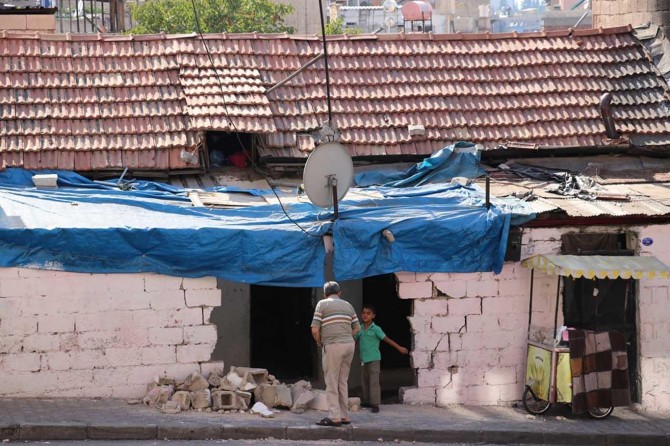 Kontrolden çıkan taksi gecekonduya girdi: 6 yaralı