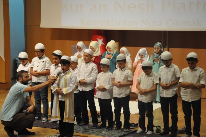 "Yeryüzünün en sevimli fotoğrafı minik çocukların namaz fotoğrafıdır"