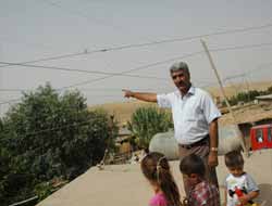 Köy Muhtarı: "Elektrik Tellerini İplerle Bağlanmışız" (Foto)