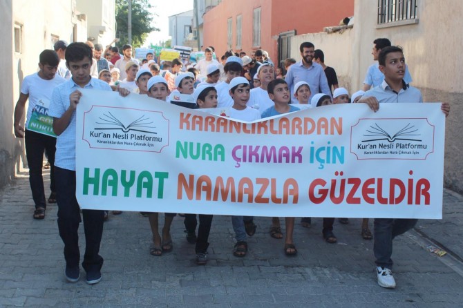 Kahtalı çocuklar namaz için yürüdüler