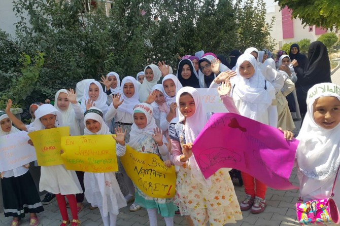 "Çocuklarımıza namazı sevdirmeliyiz"