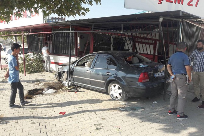 Gaziantep’te otomobil kafeteryaya girdi: 1 ölü 3 yaralı