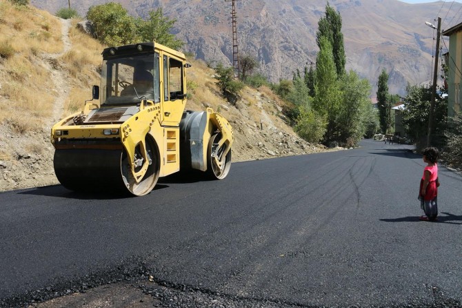 Hakkari'nin Biçer Mahalle'sine ilk defa asfalt yapıldı