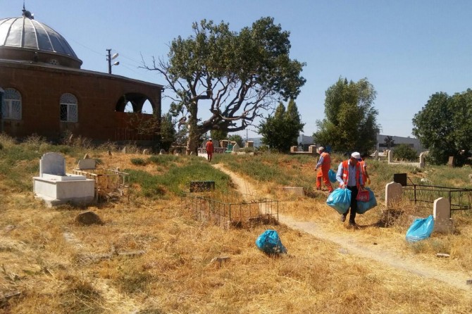 Bayram öncesi türbe ve mezarlıklar temizleniyor