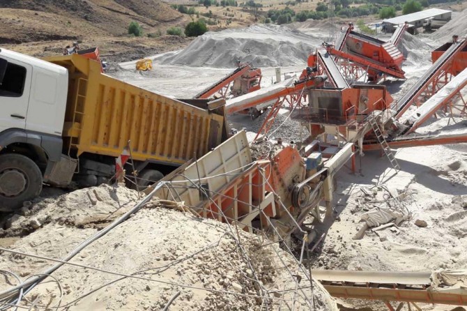 Kafasına taş isabet eden işçi yaralandı