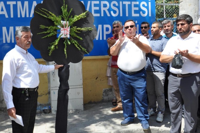 Batman Üniversitesine siyah çelenk bıraktılar
