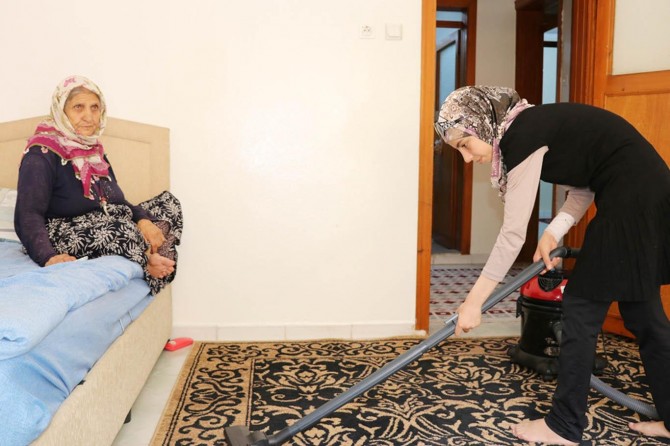 Türkiyeli ve Suriyeli öğrencilerden yaşlılara gönüllü hizmet