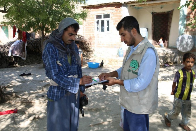 Umut Kervanı Ergani'de gıda yardımında bulundu