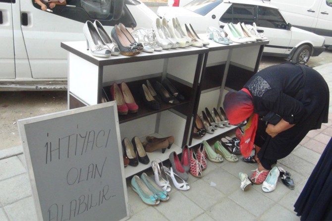 Midyat’ta ayakkabıcı esnafından örnek davranış