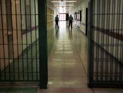 Kendini yakan hükümlü öldü