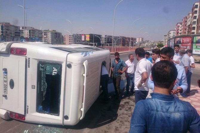 Batman’da 2 şehir içi minibüs çarpıştı: 3 yaralı