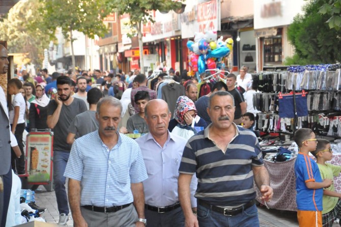 Batman'da bayram alışverişi esnafın yüzünü güldürdü