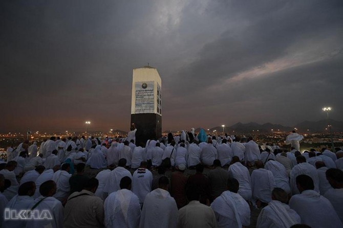 Bi milyonan namzedê hecê berê xwe dan Arafatê