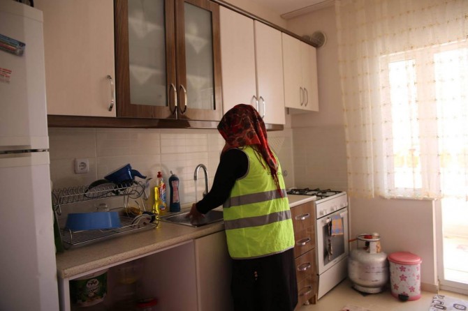 Bitlis Belediyesi yaşlı ve kimsesizlerin evinde bayram temizliği yapıyor