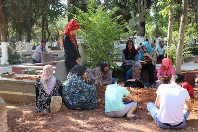Mezarlıklarda arefe günü yoğunluğu