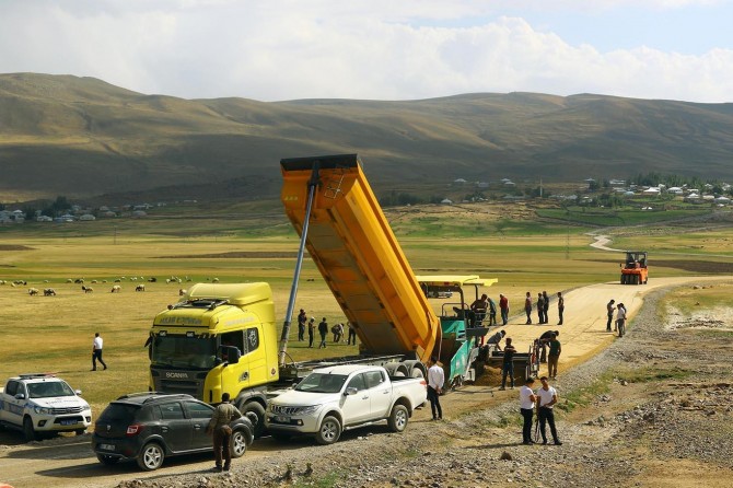 Türkiye-İran sınırındaki Çaldıran'ın mahalle yolları yenileniyor