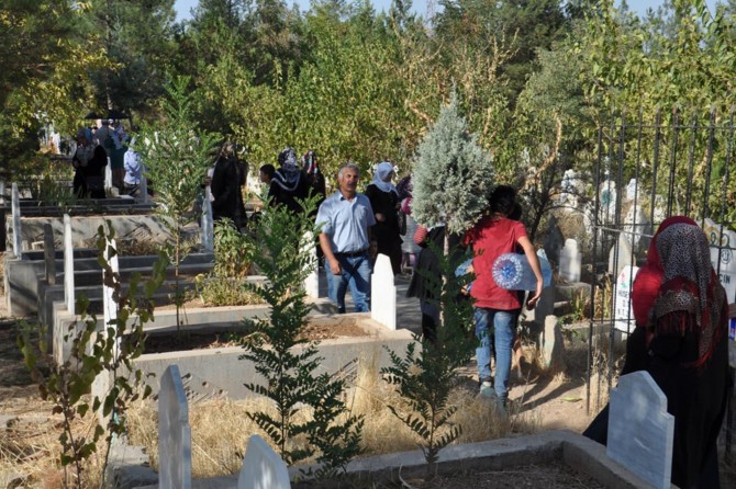Batmanlılar kabristanda bulunan yakınlarını unutmadı