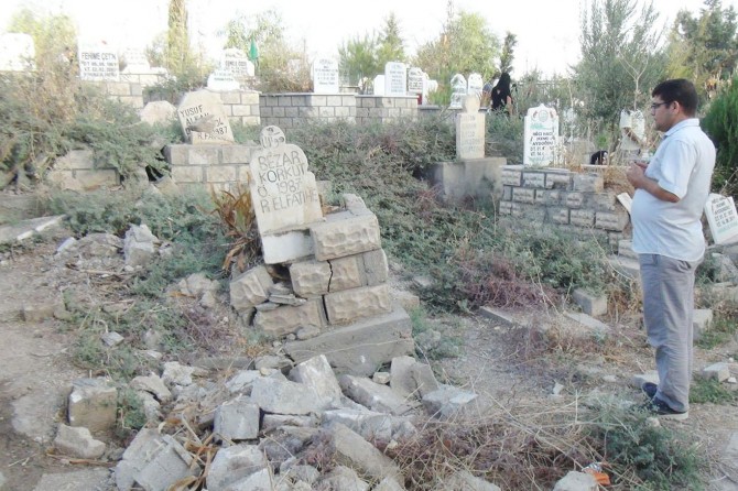 ​Mardin Nusaybin'de bakımsız kalan mezarlık harabeye döndü