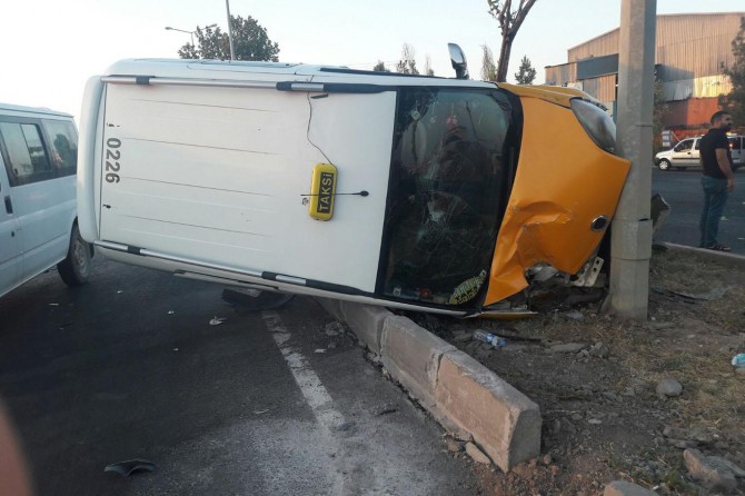 Diyarbakır’da katı atık toplama merkezi yakınlarında kaza: 2 yaralı