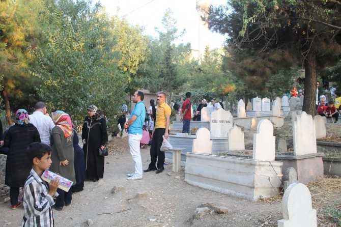 Siirt’te Arefe günü mezarlıklar dolup taştı