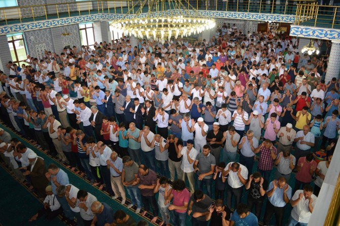 Batman’da bayram namazında camiler doldu taştı