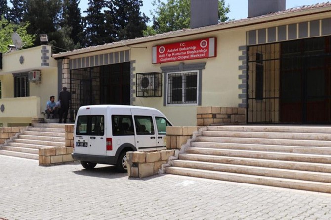 İki otomobil kafa kafaya çarpıştı: Bir ölü 7 yaralı