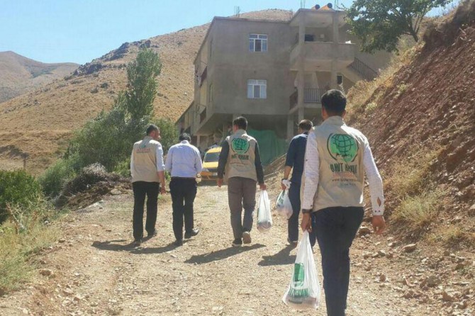 Umut Kervanı Bitlis'te muhtaçlara kurban eti dağıttı