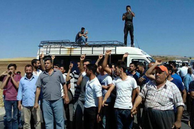 20 gündür suları akmayan Adıyaman Kahta Saka köylüleri yol kapattı