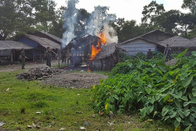 Arakanlı Müslümanlara ait 2 bin 600’den fazla ev kül oldu