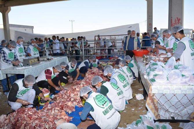 Umut Kervanı Batman’da binlerce aileye kurban eti dağıtmaya başladı