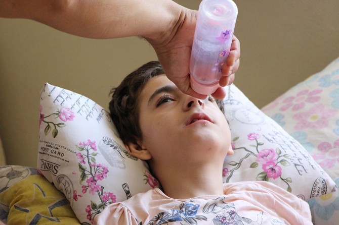 Beyin felci hastası kızın bitmeyen çilesi