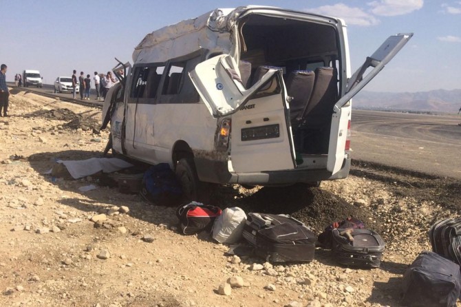 Tarım işçilerini taşıyan minibüs devrildi: Bir ölü 14 yaralı