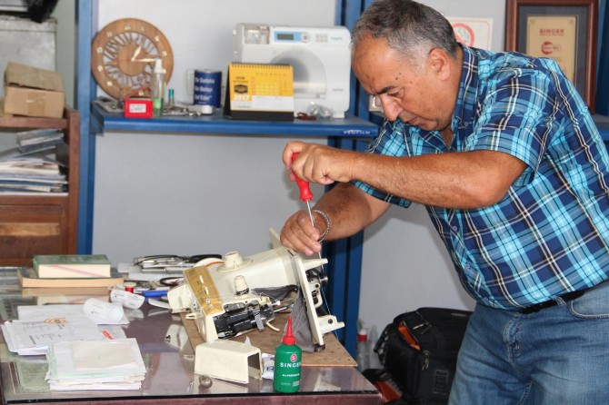 Yarım asırlık dikiş makinelerini işlevsel hale getiriyor