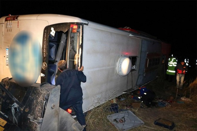 Yolcu otobüsü devrildi: 3 ölü 43 yaralı
