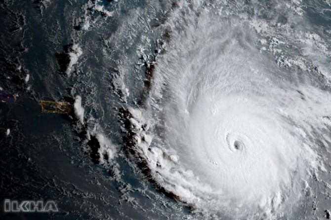 Hurricane Irma approaches the US at 295 kilometers per hour