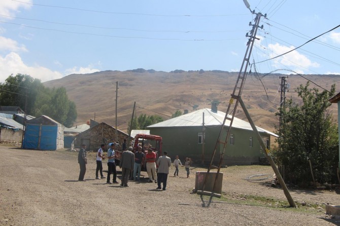 Köylüler düşmek üzere olan elektrik direklerinin onarılmasını istiyor