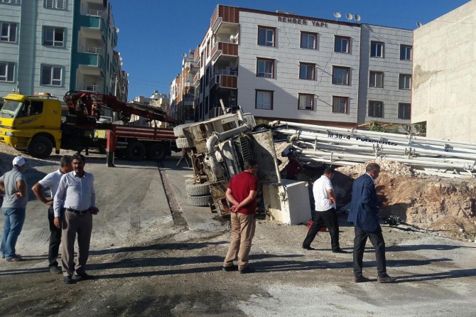Şanlıurfa'da beton döken kamyon devrildi: 1 yaralı