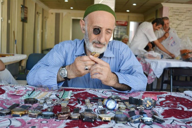 Saat tamirciliğiyle çocuklarını üniversitelerde okuttu