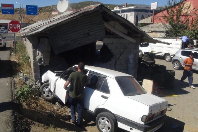 ​Bingöl'de hızını alamayan otomobil iş yerine daldı