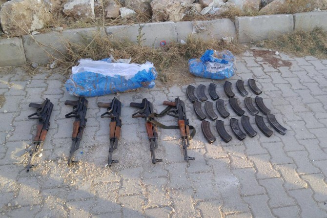 ​Şanlıurfa’da toprağa gömülü uzun namlulu silahlar bulundu