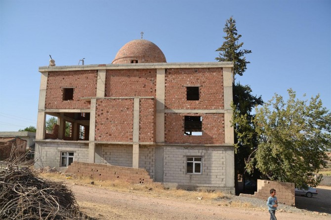 Viranşehir'de inşaatı yarım kalan cami yardım bekliyor