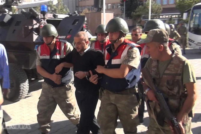 Wezîfedarê ewlehiyê yê ku malbata xwe qetil kir hat girtin