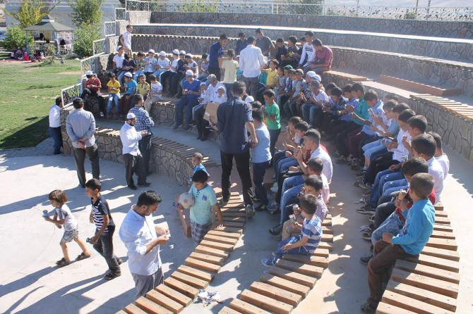 Namaz eğitimlerini tamamlayan çocuklar parkta eğlendi