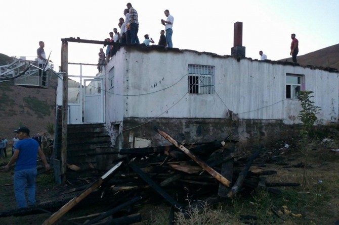 Bingöl Karlıova’da çıkan yangında ev kullanılamaz hale geldi