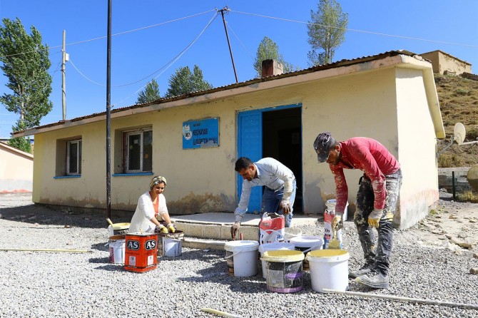 Van'da okul onarımına öğretmenler de gönüllü olarak destek veriyor
